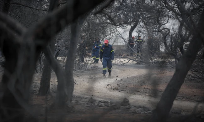 Συγκλονίζουν οι εικόνες στο Μάτι: Κουλουριάστηκε και περίμενε το θάνατο! – Φόβοι για τριψήφιο αριθμό αγνοουμένων – Παλεύουν για την ζωή τους 11 τραυματίες στις ΜΕΘ